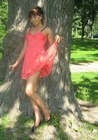 Барышня задирает платье гуляя по парку 7 фотография Барышня задирает платье гуляя по парку 7 фотография