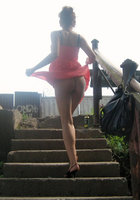 Барышня задирает платье гуляя по парку 2 фотография Барышня задирает платье гуляя по парку 2 фотография