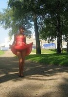 Барышня задирает платье гуляя по парку 15 фотография Барышня задирает платье гуляя по парку 15 фотография