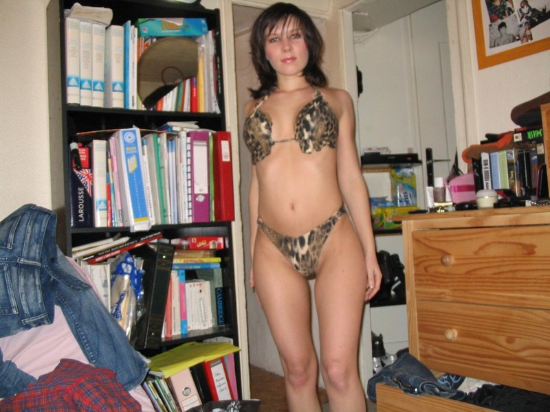 Алиса в спальне стала перед ловеласом только в трусах и лифе 8 фотография