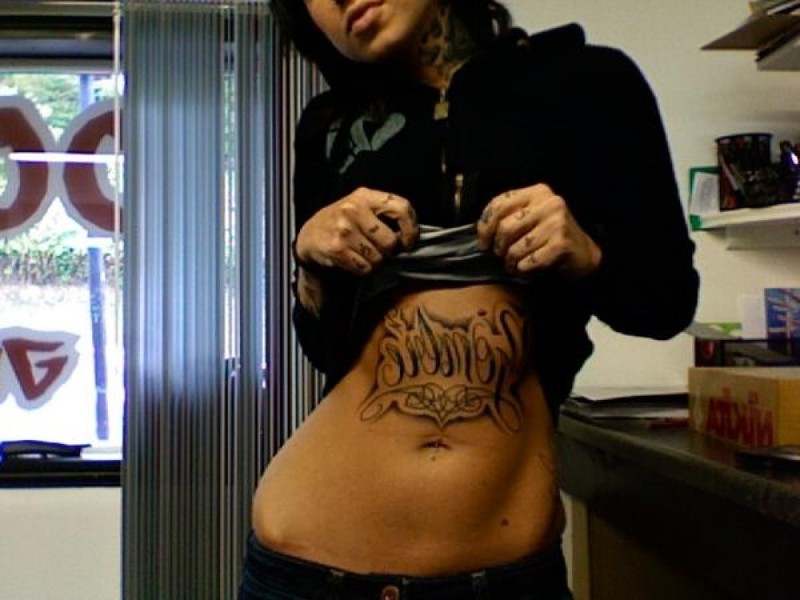 Татуированная неформалка позирует на берегу водоема 6 фотография