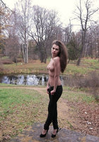 Голая Кристина гуляет в Питерском парке 6 фотография