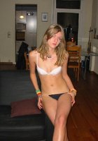 Сидя на кресле милашка мастурбирует 5 фотография