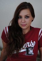 Сексуальная потаскушка прячет под одеждой роскошное тело 13 фотография