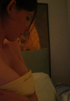 Пышная Моника не стесняется дома показывать голый бюст 6 фотография