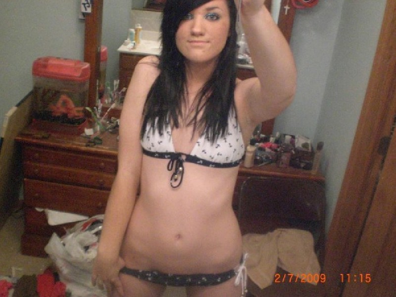 18 летняя брюнеточка стоит перед зеркалом в одном белье 2 фотография