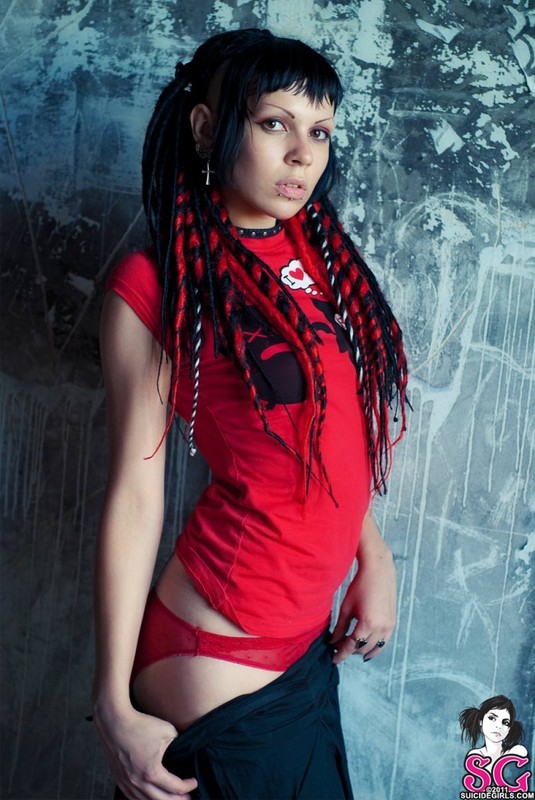 Заколдованная неформалка оголилась в заброшенном здании 7 фотография