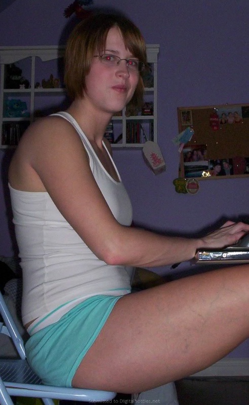 Молодая красавица в уединении любит засовывать руку в трусики 13 фотография