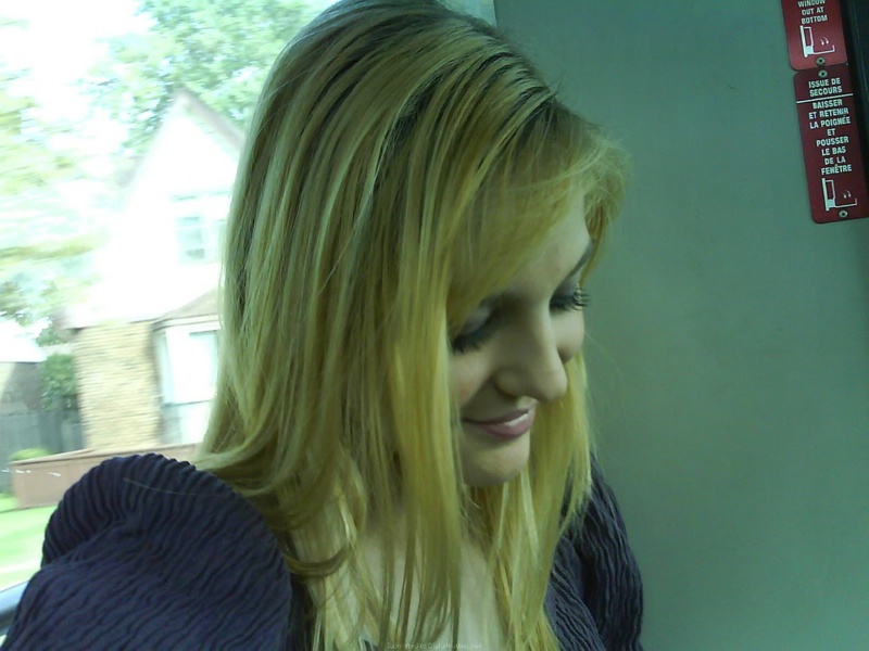 Скромная блондинка на диване осталась в белом лифе 14 фотография