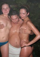 Пьяные бабы резвятся во дворе после бани 4 фотография Пьяные бабы резвятся во дворе после бани 4 фотография