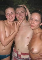 Пьяные бабы резвятся во дворе после бани 3 фотография Пьяные бабы резвятся во дворе после бани 3 фотография