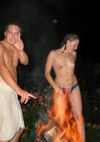 Пьяные бабы резвятся во дворе после бани 19 фотография Пьяные бабы резвятся во дворе после бани 19 фотография