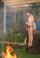 Пьяные бабы резвятся во дворе после бани 10 фотография Пьяные бабы резвятся во дворе после бани 10 фотография