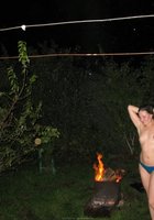 Пьяные бабы резвятся во дворе после бани 15 фотография Пьяные бабы резвятся во дворе после бани 15 фотография