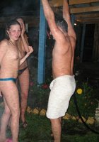 Пьяные бабы резвятся во дворе после бани 11 фотография Пьяные бабы резвятся во дворе после бани 11 фотография