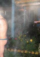 Пьяные бабы резвятся во дворе после бани 9 фотография Пьяные бабы резвятся во дворе после бани 9 фотография