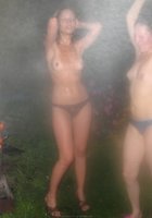 Пьяные бабы резвятся во дворе после бани 23 фотография Пьяные бабы резвятся во дворе после бани 23 фотография