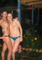 Пьяные бабы резвятся во дворе после бани 21 фотография Пьяные бабы резвятся во дворе после бани 21 фотография