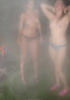 Пьяные бабы резвятся во дворе после бани 22 фотография Пьяные бабы резвятся во дворе после бани 22 фотография