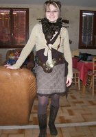 Мамка стоит у стога сена в чулках и корсете 17 фотография