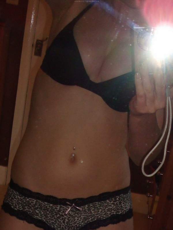 Кокетка стоит перед зеркалом в полуголом виде 19 фотография