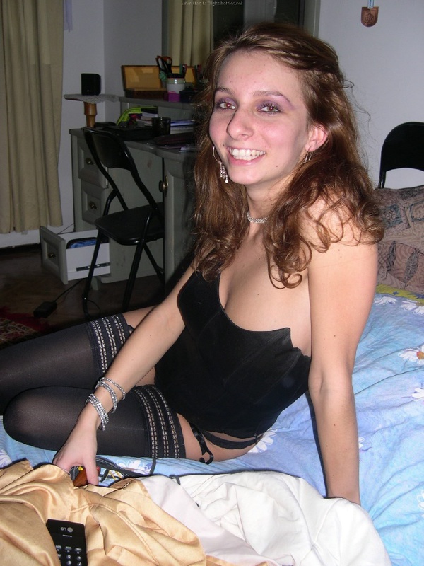 Кучерявая сука стоит с плеткой в руках в нижнем белье 13 фотография