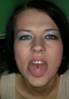 Милашка разделась догола в спальне с зелеными стенами 5 фотография