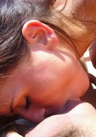 Молодая девушка любит делать минет на природе 22 фотография