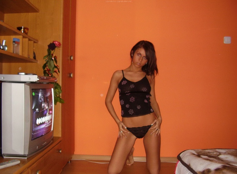 Молодая девушка любит делать минет на природе 2 фотография