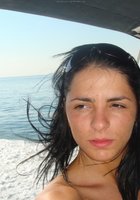 Потаскушка плавает на яхте в одних трусиках 19 фотография