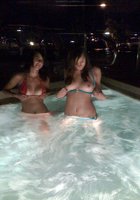 Подруги показали сиськи стоя в бассейне и начали целоваться взасос 1 фотография Подруги показали сиськи стоя в бассейне и начали целоваться взасос 1 фотография