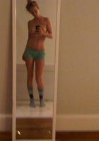 Хорошие сиськи худой девушки отражаются в зеркале 15 фото