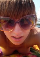 Марамойка загорает на пляже топлес 40 фотография