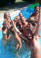 Подружки в купальниках веселятся около бассейна 2 фотография Подружки в купальниках веселятся около бассейна 2 фотография