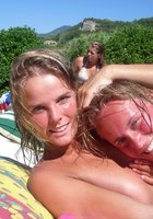 Подружки в купальниках веселятся около бассейна 10 фотография Подружки в купальниках веселятся около бассейна 10 фотография