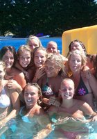 Подружки в купальниках веселятся около бассейна 12 фотография Подружки в купальниках веселятся около бассейна 12 фотография