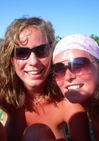 Подружки в купальниках веселятся около бассейна 13 фотография Подружки в купальниках веселятся около бассейна 13 фотография