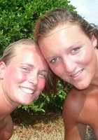 Подружки в купальниках веселятся около бассейна 11 фотография Подружки в купальниках веселятся около бассейна 11 фотография