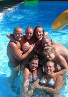 Подружки в купальниках веселятся около бассейна 29 фотография Подружки в купальниках веселятся около бассейна 29 фотография