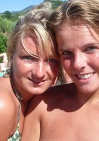 Подружки в купальниках веселятся около бассейна 20 фотография Подружки в купальниках веселятся около бассейна 20 фотография