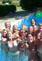 Подружки в купальниках веселятся около бассейна 28 фотография Подружки в купальниках веселятся около бассейна 28 фотография