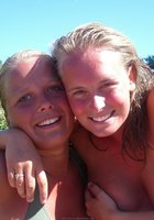 Подружки в купальниках веселятся около бассейна 22 фотография Подружки в купальниках веселятся около бассейна 22 фотография