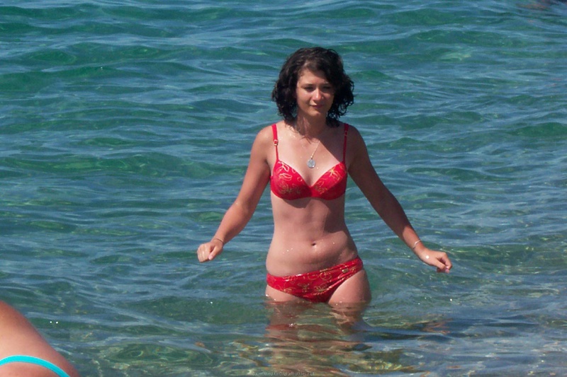 Молодуха в очках показала маленькие сиськи закрывшись в спальне 1 фотография