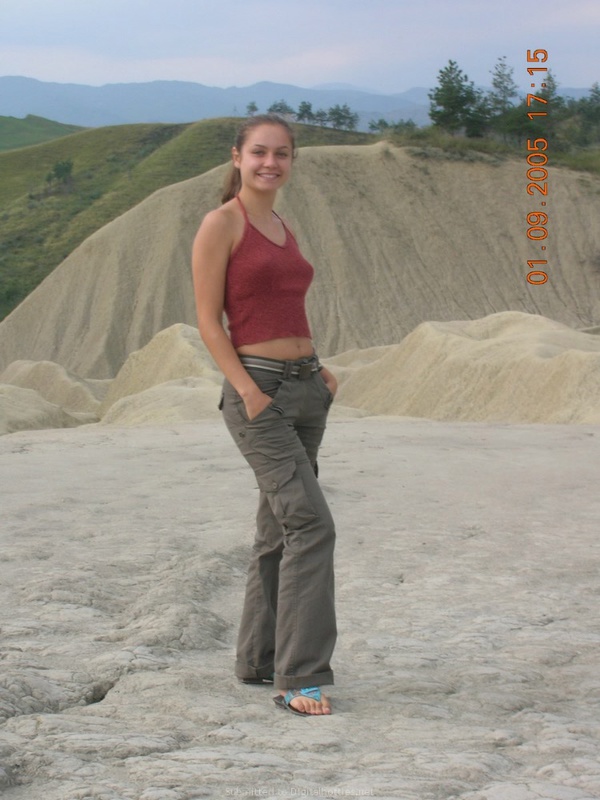 Стервочка отдыхает у реки в купальнике 6 фотография