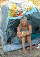 В походе бикса не стесняется быть с непркирытым бюстом 9 фотография