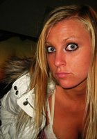 Дама сосет длинный хер в темной спальне 9 фотография