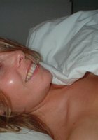 Сидя на кровати обнаженная телка делает минет 1 фотография