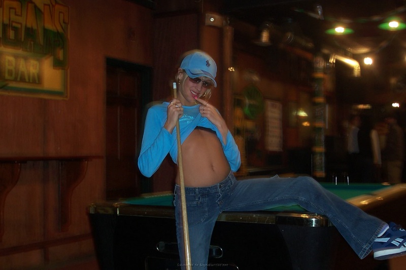 Блонда делает отсос члена после отдыха на пляже 12 фотография