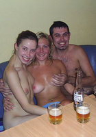 Парень выпивает в сауне с голыми сучками 9 фотография Парень выпивает в сауне с голыми сучками 9 фотография