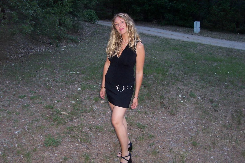 Зрелая отрастила себе немаленькие сиськи и показала их 1 фотография